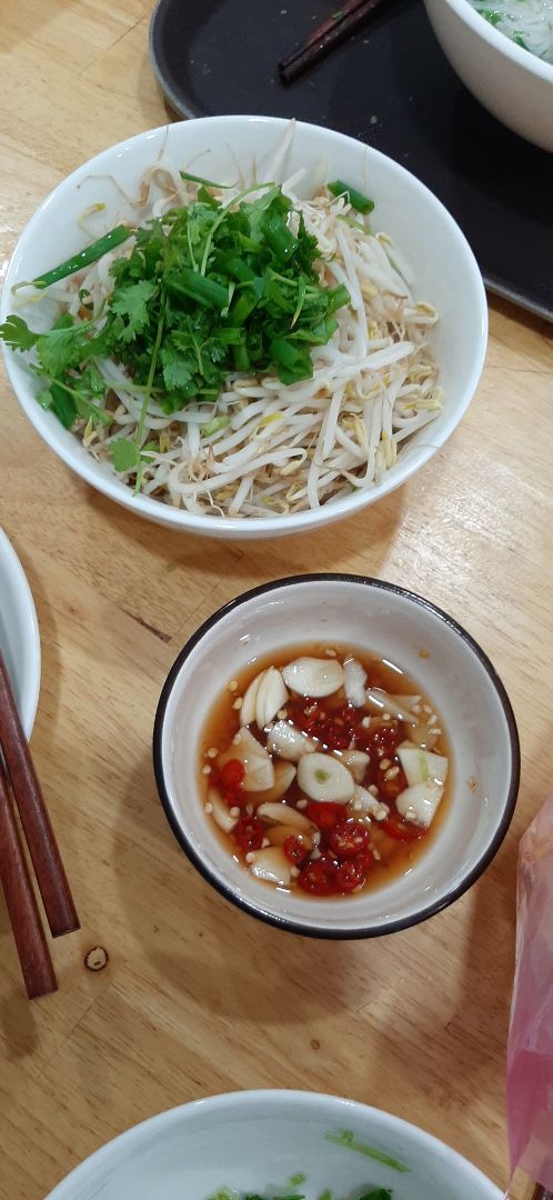 Quá tuyệt vời, tiếc là lâu nay cứ nghĩ kg có nhu câu dùng, ai dè mua xong hầm bồ câu, bò bắp, bò nạm, chân giò, xương heo để nấu cháo, bún, phở cho gia đình ăn. hầm 1h cho chân giò mà nó rục quá mức, lần sau chắc cài 30' rồi giữ áp suất qua đêm nữa là đẹp. hấp cả khoai lang, nấu chè nữa nha các bạn.  chồng con đã kg còn nhu cầu ra ngoài ăn sáng nữa vì ở nhà được ăn nhiều thịt bò và chân giò hơn ngoài tiệm lại free. kk