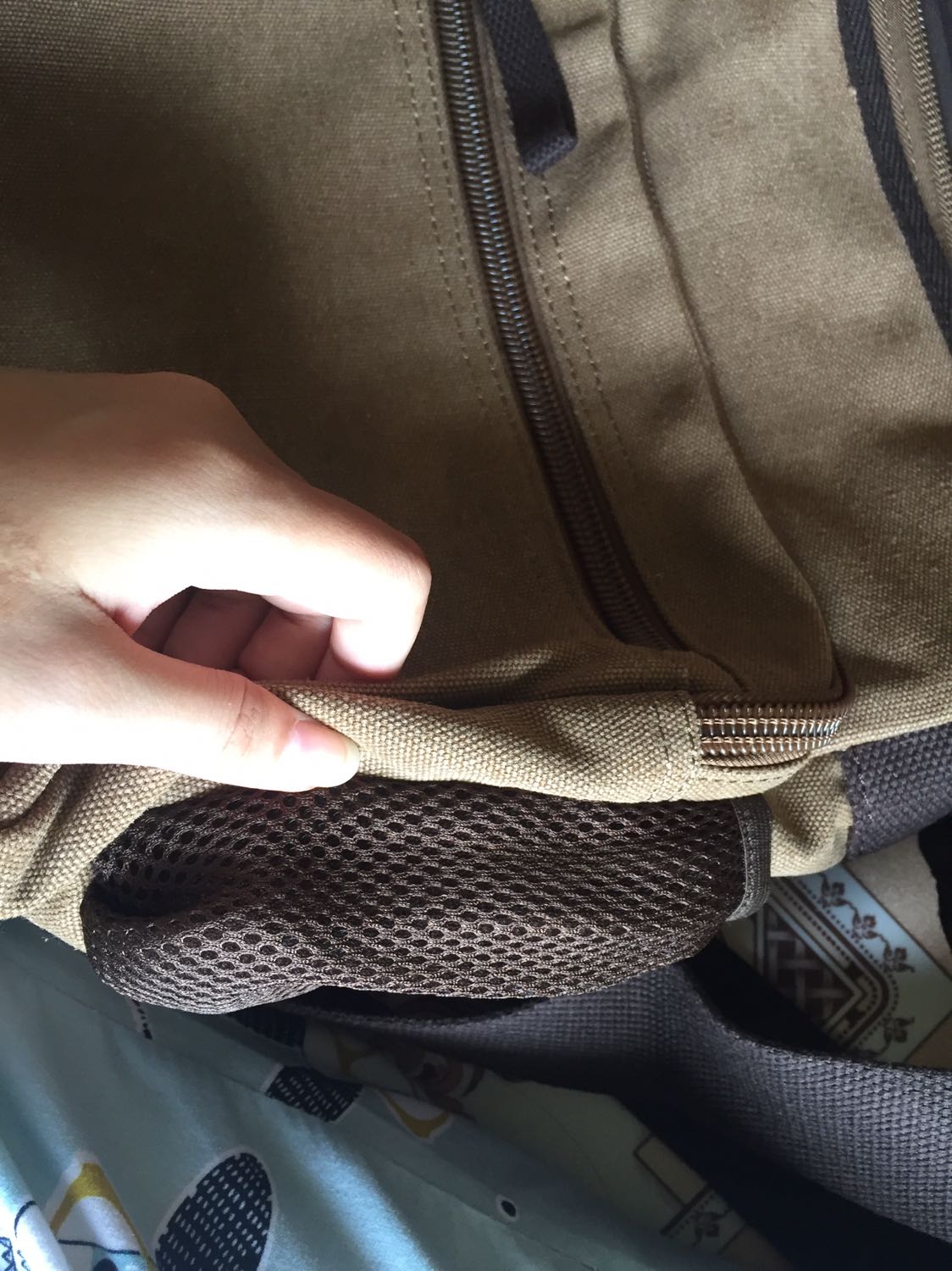 Uiii phải nói là thích mê luôn ấy,giao hàng nhanh,hàng y như hình,dày cực kì luônnnn,tha hồ đeo đi học.Mấy cái stickers mình gắn thêm vào ấy,thật ra là hàng rất xịnnnnnnnnnn