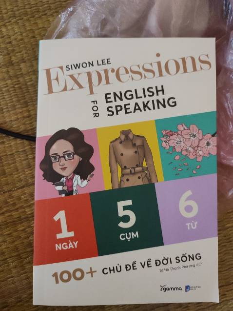 Màu sách nâu nâu, hơi tối quá, sách cũng nặng, giấy ko xịn lắm. Nhưng thôi quan trọng cái nội dung.mình thấy từ ngữ mới lạ, phù hợp với intermediate