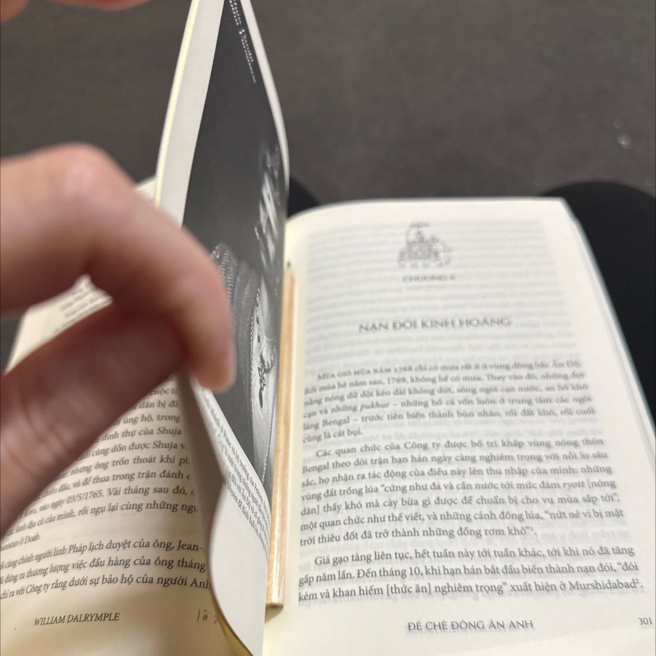 Sách này bị lỗi mất cả một đoạn khá dài, trong khi đó phần chú thích đến 101 nhưng chương 4 đọc chỉ đến được chú thích 69 và kế tiếp là hình ảnh rồi qua chương mới luôn 😃 và không có câu chuyện kế tiếp gì luôn. Mình khá thất vọng vì sách này mình mua cũng không hề rẻ, và là vì sách mình không thể nào mua về và lật từng trang kiểm sách có lỗi hay không. Sách thì hay thật nhưng bị như vậy thì là một trải nghiệm không mấy gì tốt đẹp và mình bỏ tiền ra mua SÁCH chứ không phải bỏ tiền ra mua SÁCH LỖI rồi bán như vậy ạ