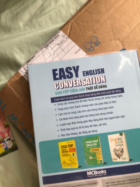 📖 MCbooks
• Chất lượng giấy tốt
• In rõ nét
• Nội dung dễ hiểu
• Phù hợp cho người muốn học giao tiếp tiếng Anh dễ dàng
• Hỗ trợ dịch vụ khách hàng nhanh
Mình có tham khảo qua nd sách trước rồi mới quyết định mua

🛍 Tiki
• Giao hàng nhanh
• Dịch vụ bao sách bookcare rất kỹ và đẹp
• Đóng gói kỹ càng, bằng hộp giấy
Xin cảm ơn ạ!
