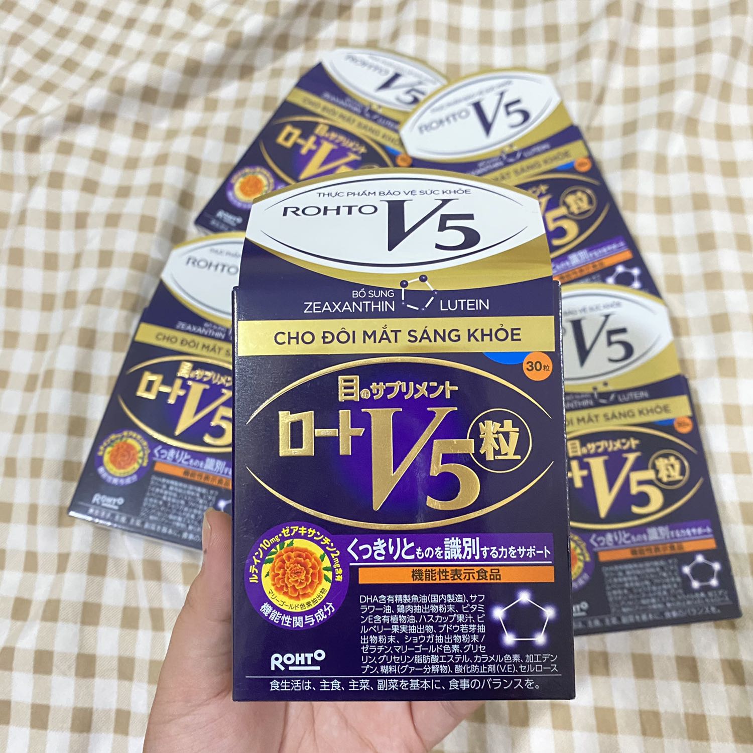 Cực kì hài lòng. Đã dùng sản phẩm này trước đây thấy hiệu quả rất tốt, uống vào đỡ mỏi mắt hẳn, mình bị cận uống vào cả năm nay chưa tăng độ. Lần này tiki giảm giá quá hời nên mua hẳn 5 hộp về cho ba mẹ dùng chung luôn. Tiki Trading bán thì luôn yên tâm hàng chính hãng rồi, date còn rất xa bạn nào mua có thể hoàn toàn yên tâm. Đợt mình mua còn được tặng gối và bịt mắt ngủ. Giao hàng nhanh cực, đóng gói sản phẩm cẩn thận nữa. Nói chung không có điểm nào để chê, quá ưng ý. Sẽ tiếp tục ủng hộ và giới thiệu cho bạn bè người thân sử dụng. ?