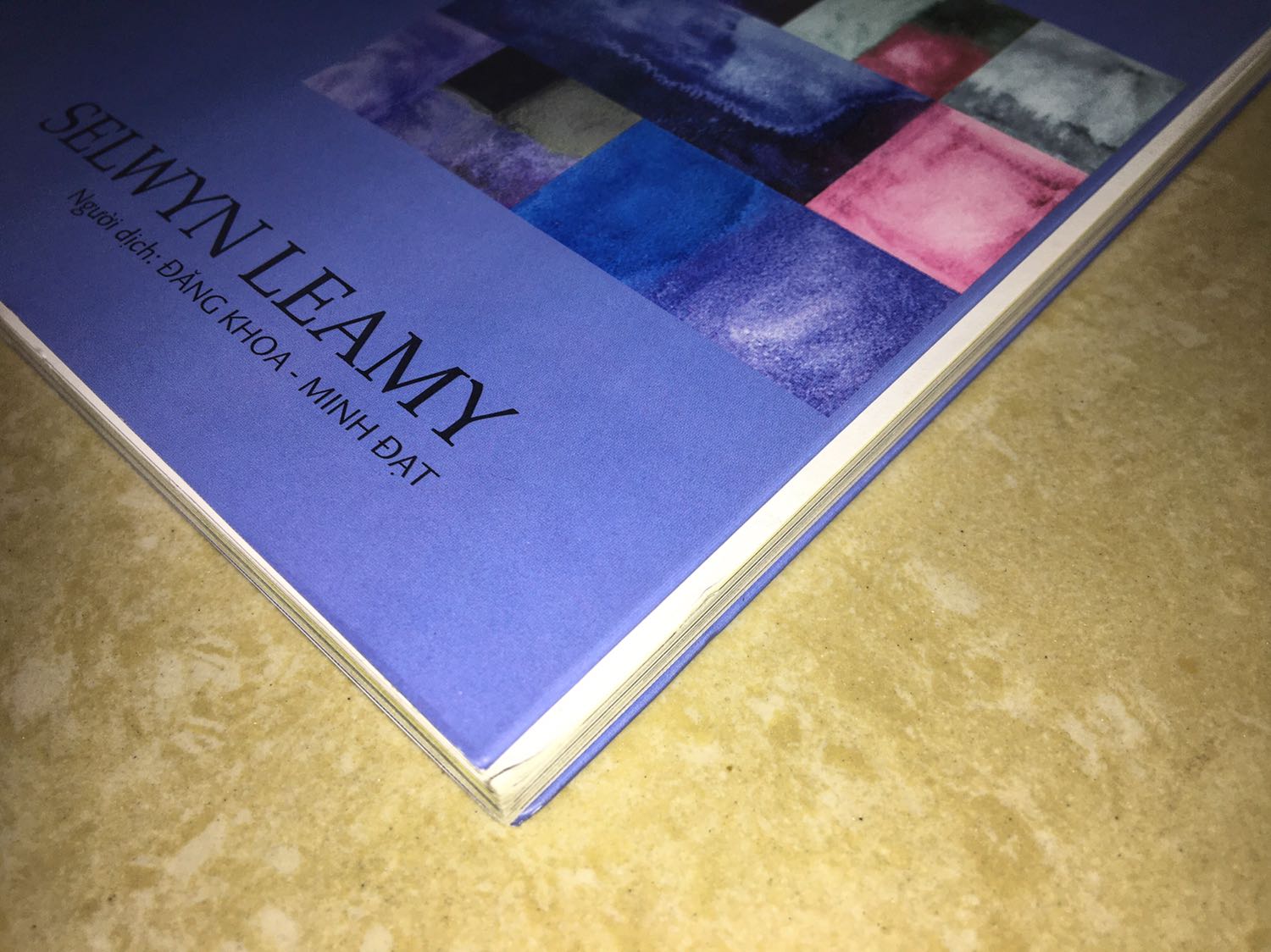Sách đóng gói móp cả hộp bên ngoài (có thể do lỗi của nhân viên vận chuyển), bìa sách trước ngắn hơn so với bìa sau làm lộ cả phần giấy bên trong, trang sách nhăn và cuốn góc như thế này, thời gian giải quyết đổi trả hàng chậm (theo Tiki care sẽ giải quyết trong 7 ngày trong khi thời gian giao hàng chỉ có 24h do là hàng của Tiki Trading). Các bạn nên kiểm tra hàng trước khi thanh toán.