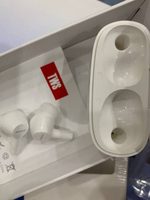 - Cầm mẫu tai nghe này trên tay mà ưng cái bụng lắm luôn

- Thiết kế vừa tai, đủ các nút đệm tai. (S,M,L).

- Kết nối rất ổn định. Sóng đều.

- Âm thanh rất mượt và êm. Nghe lâu không bị đau hay cấn tai tý nào cả.

- Cảm ứng nhạy.

- Khả năng khử tiếng ồn tốt.

- Thời gian giao hàng nhanh, hàng đóng gói cẩn thận. Mình rất ưng ý khi chọn mẫu `tai nghe` FIRO A7 này.👍🏽👍🏽👍🏽