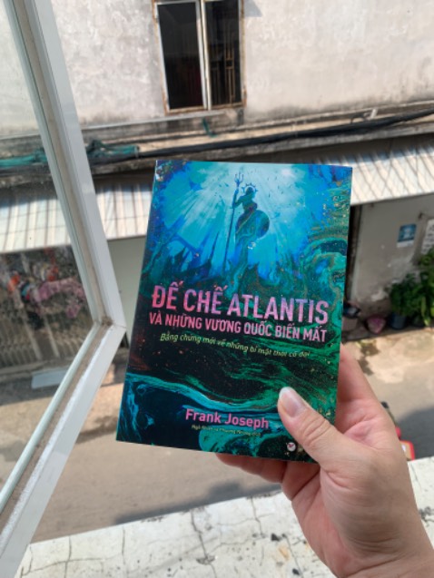 Giao đúng hẹn, đóng gói bằng giấy có lớp xốp bên trong nên khi nhận sách bị móp ở góc