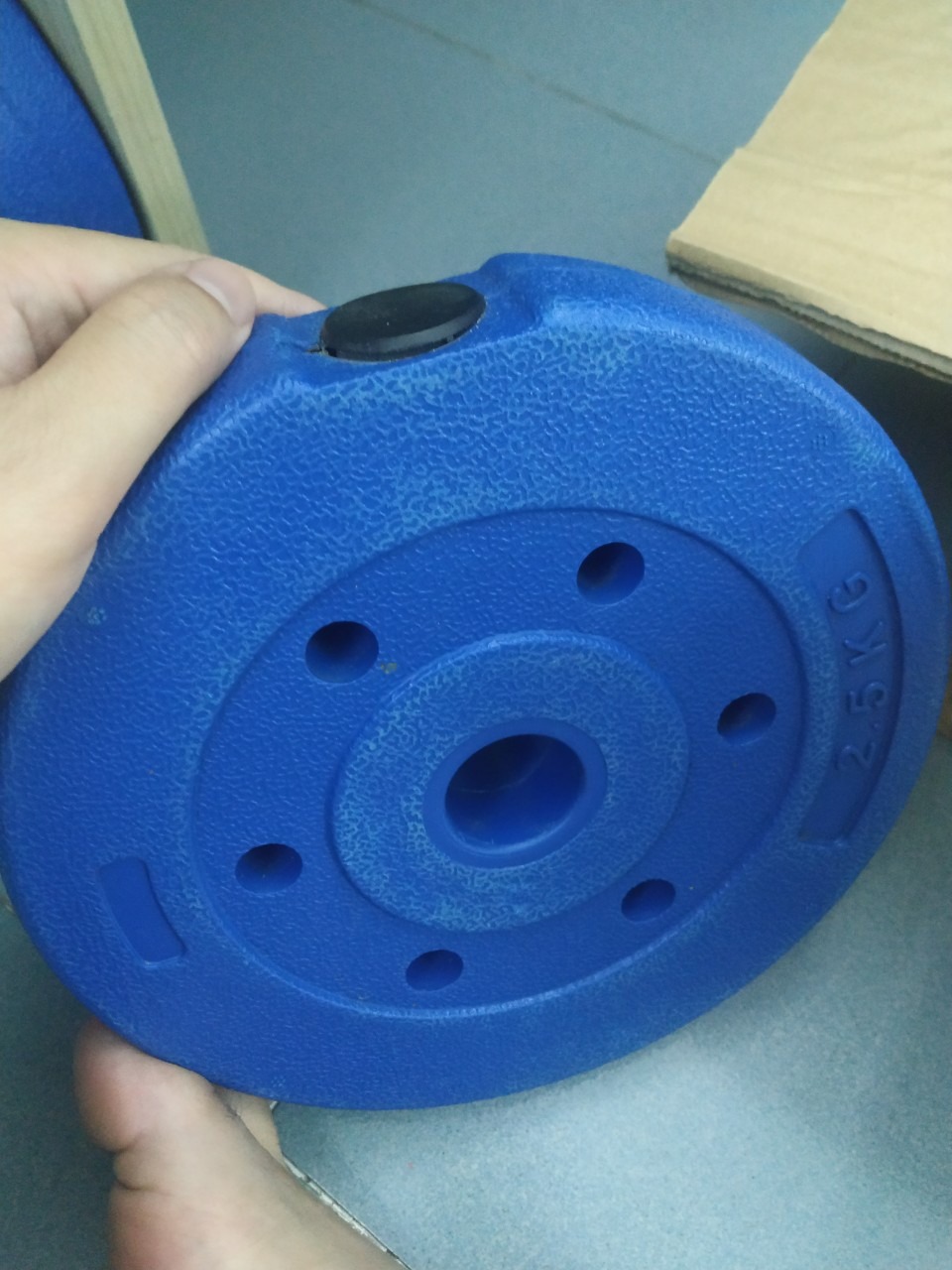 1. Giao hàng không đúng như mô tả. Mô tả là 4x1,25kg, 4x1,5kg, 4x2kg nhưng giao là 4x1kg, 4x1,25kg, 4x2.5kg.
2. Giao hàng kém chất lượng, hàng cũ đã qua sử dụng. Chỉ có hàng cục đen như hình gửi là nhìn còn mới, còn 4 cục 2.5kg là hãng cũ đã qua sử dụng bị bể ở chốt cát tràn ra ngoài, bên trong toàn là cát. Không biết các cục đen kia sẽ xài được bao lâu. Mình nghĩ chắc để tạ mạnh xuống vài lần chắc bể hết nhựa và coi như tiền mất tật mang.

Với những nhà bán hàng không đúng và hàng kém chất lượng như này mình đề nghị Tiki loại bỏ để người tiêu dùng không bị mất tiền, mất thời gian nữa.