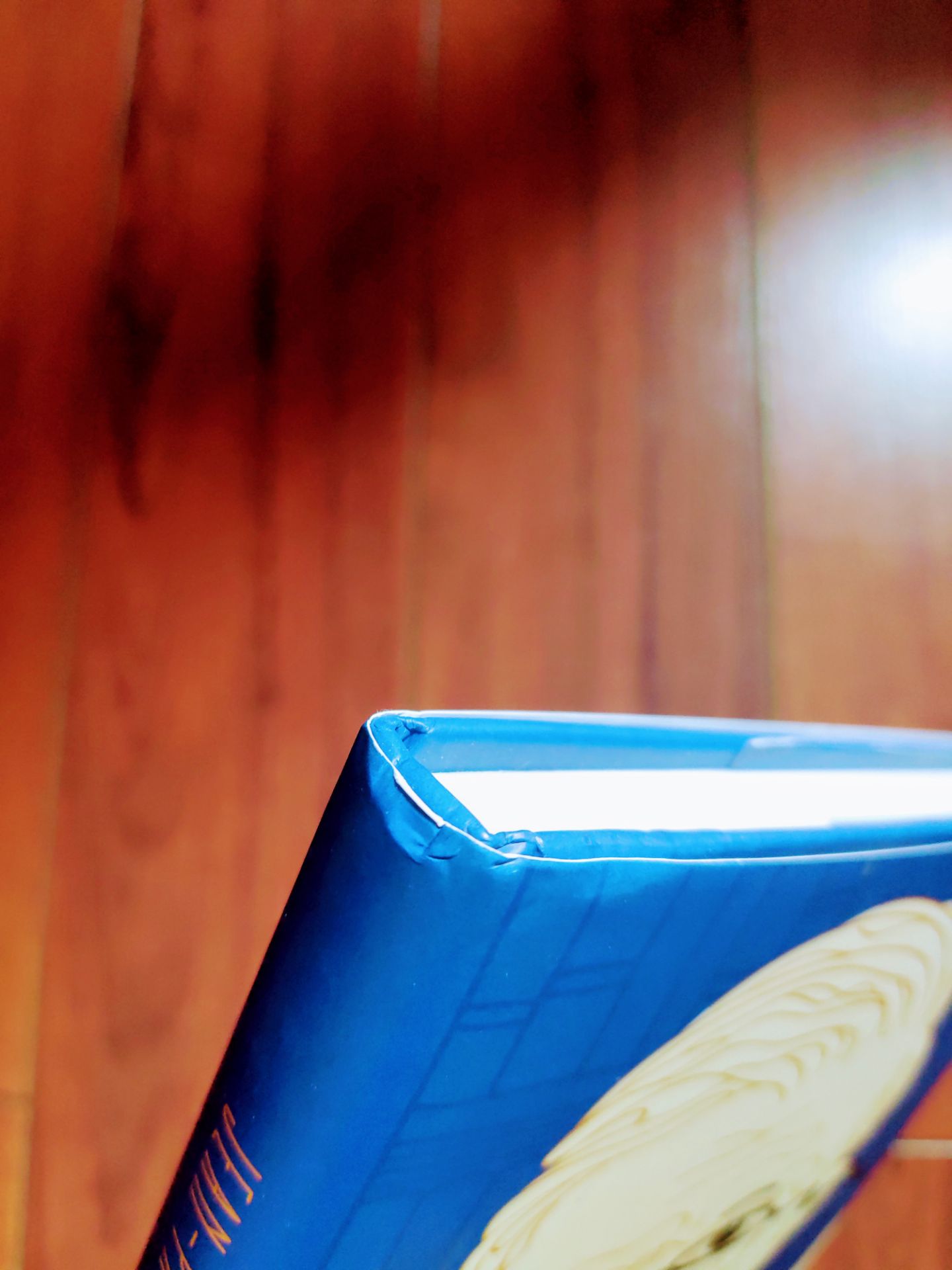 Không nhầm là trong đợt dịch này tiki luân chuyển cho 1 bên giao hàng khác. và đây là kết quả, nhận đơn hàng mà mình thấy bực mình, ko biết quăng vứt đến mức nào để thành ra thế này nữa. Mà vốn dĩ tiki không bao giờ có bọc lót gì + giao hàng vớ vẩn thế này thì mình cảm giác mua sách mới mà như mua hàng tồn kho giá rẻ.