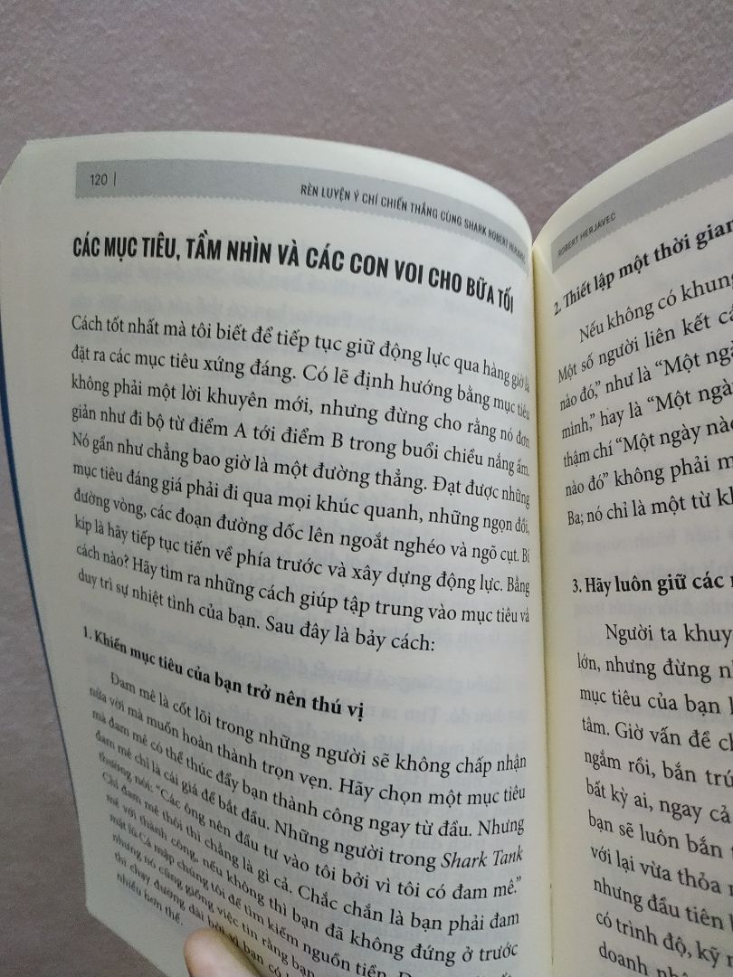 " Cuộc sống là để tận hưởng, tôi tận hưởng phần lớn mọi việc tôi làm hàng ngày, bao gồm cả thời gian và nỗ lực dâng hiến cho công việc" Sơ sơ qua cho các bạn câu hay này trong sách :v. Mua về và nghiền ngẫm nhé- hay đó!. Dịch vụ Tiki tuyệt vời nhá 5 sao. Sách mới, giá rẻ, giao hàng siêu nhanh. Mở mắt cái đã thấy anh ship gọi rồi. Đặc biệt anh phải giao cho mình 2 lần ( vì mình không nghe máy) nhưng anh vẫn rất vui vẻ, nhiệt tình. Cảm ơn anh, cảm ơn tiki.