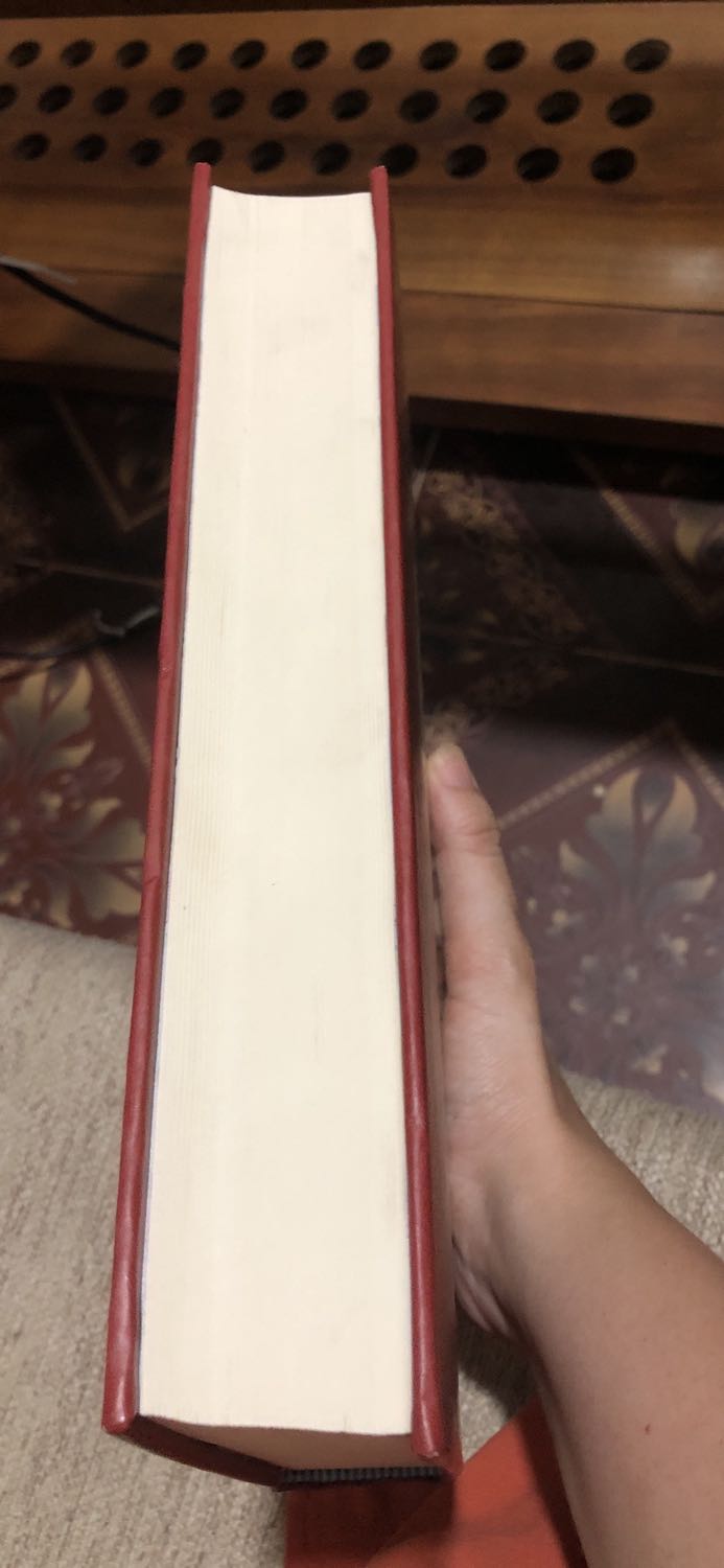 Ưu điểm: 
Sách mới đẹp, giấy chống chói, in sắc nét. Các câu chuyện khá đầy đủ kèm hình minh hoạ. Những câu khá quen thuộc với thiếu nhi nhiều thế hệ, tuy nhiêm cũng có một số câu chuyện khá “lạ” , nó giống chuyện cổ tích cho người lớn thi đúng hơn vì khi đọc xong người đọc có cảm xúc đau buồn chứ ko phải luôn “happy ending” như các câu chuyện cổ tích khác. 
Nhược điểm: 
Sách ko có màng co, ko có sợi dây đánh dấu trang mặc dù sách khá dày. Tiki đóng gói sách khá sơ sài, là người giữ sánh cẩn thận nên khi nhận đc sách mình khá xót.  
Tóm lại: mình mua bộ này cho con gái vì đây là bản đủ các câu chuyện và giữ gần trọn vẹn giọng văn của Andersen