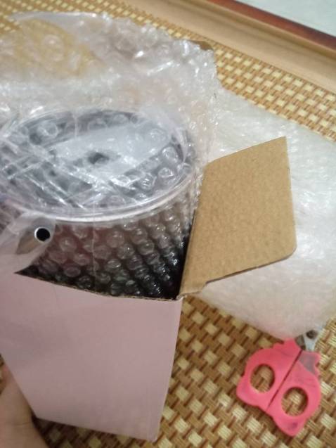 Shop giao hàng nhanh,đóng gói cẩn thận, có chống sốc kĩ càng,màu cốc xinh giữ nhiệt khá tốt