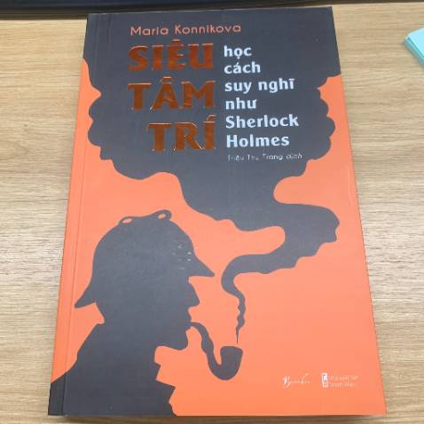 Là một con mọt của thể loại trinh thám nên mình cũng đã từng xem đi xem lại rất nhiều lần những thước phim về Sherlock Holmes. Mình biết đến cuốn sách này thông qua những trang báo nước ngoài và có đọc một vài đoạn dịch về cuốn sách này, thật may vì cuối cùng sách cũng đã được xuất bản. Có thể đây sẽ là một cuốn sách khó với nhiều người nhưng những bạn nào thích Holmes thì có thể thử nhé. Cảm nhận chung thì giao hàng nhanh và sách xịn, bìa đẹp, chất lượng in tốt, nội dung hay và hợp gu mình.