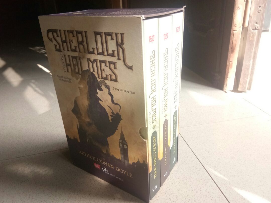 eo ơi sách xinh dã man luôn ấy ạ, rất thích mấy kiểu cổ thế này, cơ mà có thêm hình minh họa nữa thì pơphec. Phần góc hộp có hơi bị dập tí nhưng vẫn cho 5 sao vì sách đẹp ghê ??