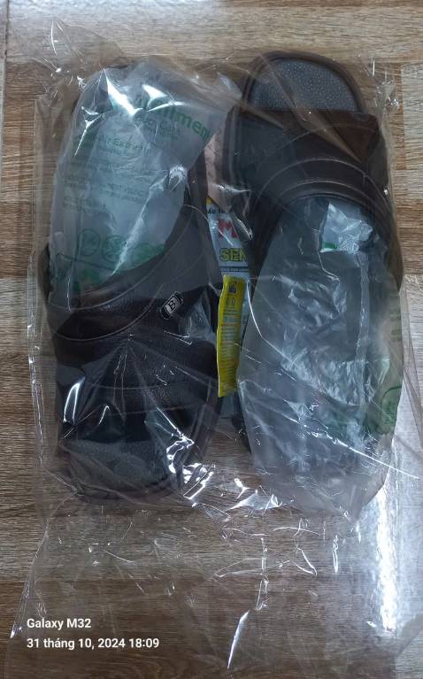 Đóng gói cẩn thận, giao hàng nhanh, hàng đúng như trên web, shop còn tặng thêm khẩu trang