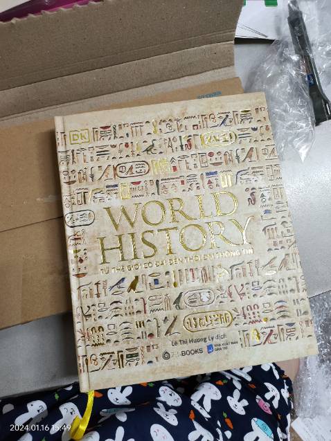 Mình mua của Đảo Sách, bọc còn nguyên ko móp, hộp đóng gái thiết kế khá ok nhé, có thể thay đổi bề dày theo món hàng.
Nội dung sách tóm tắt, có nhiều hình ảnh, hợp với cái bạn nghiệp dư xem vừa vui mắt vừa đọc chữ. Còn về tính chất nghiên cứu thì không nhiều, bạn nào mua về làm luận văn thì sẽ không đủ nhé, nhưng nghiên cứu mà, cứ mua để xem thêm hình ảnh vì nó đã được sắp xếp theo thời kì, ta có thể dựa vào đó để tìm thêm tài liệu trên mạng.
Bao bìa thiết kế đẹp, có dập nổi, phụ huynh mua về tặng con để các em đọc thì nên từ lớp 9 trở lên, vì chữ không quá nhiều, câu từ không khó, nên các em đọc hiểu được nhé, lại có thể trưng tủ sách cho thêm đẹp.