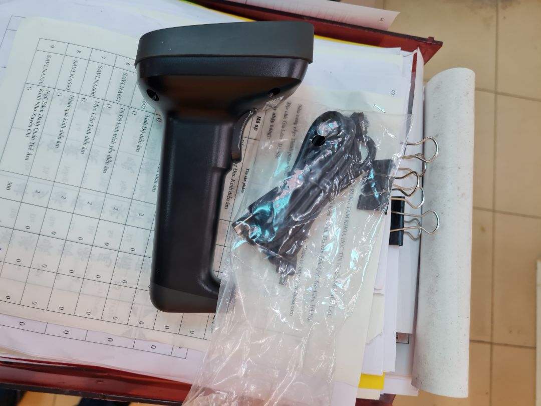 Quét phát ăn luôn. Chưa *** quét QRcode. Dùng với Sapo rất tiện. Nên mua cùng cái giá thì để trên bàn sẽ chuyên nghiệp hơn. Tốt so với tầm giá.