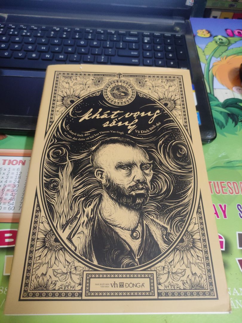 Mua sách Tiki đợt sale nhưng mình quá thất vọng thiệt sự. Bìa rời của sách bị rách 1 đường như phía trên hình, sách các góc giấy nhìn bẩn bẩn chán lắm! Tiki nên coi lại cách đóng gói và tình trạng sách như thế nào rồi giao đến khách hàng.