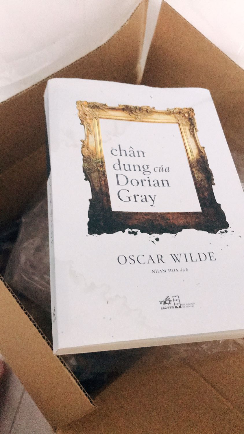 Mình có đặt 1 đơn gồm 1 cuốn sách và hộp đựng thuỷ tinh. Lúc nhận hàng thì thùng giấy đựng đã ướt hết và rã ra. Bên trong may mà hũ thuỷ tinh không sao nhưng cuốn sách bị hư hại nặng. Sách bị ướt hết, bìa vênh và gáy sách bị móp gãy, bên trong thì giấy ẩm hết cả. Mình cần Tiki đổi lại cho mình một cuốn khác nguyên vẹn hơn ạ :(((