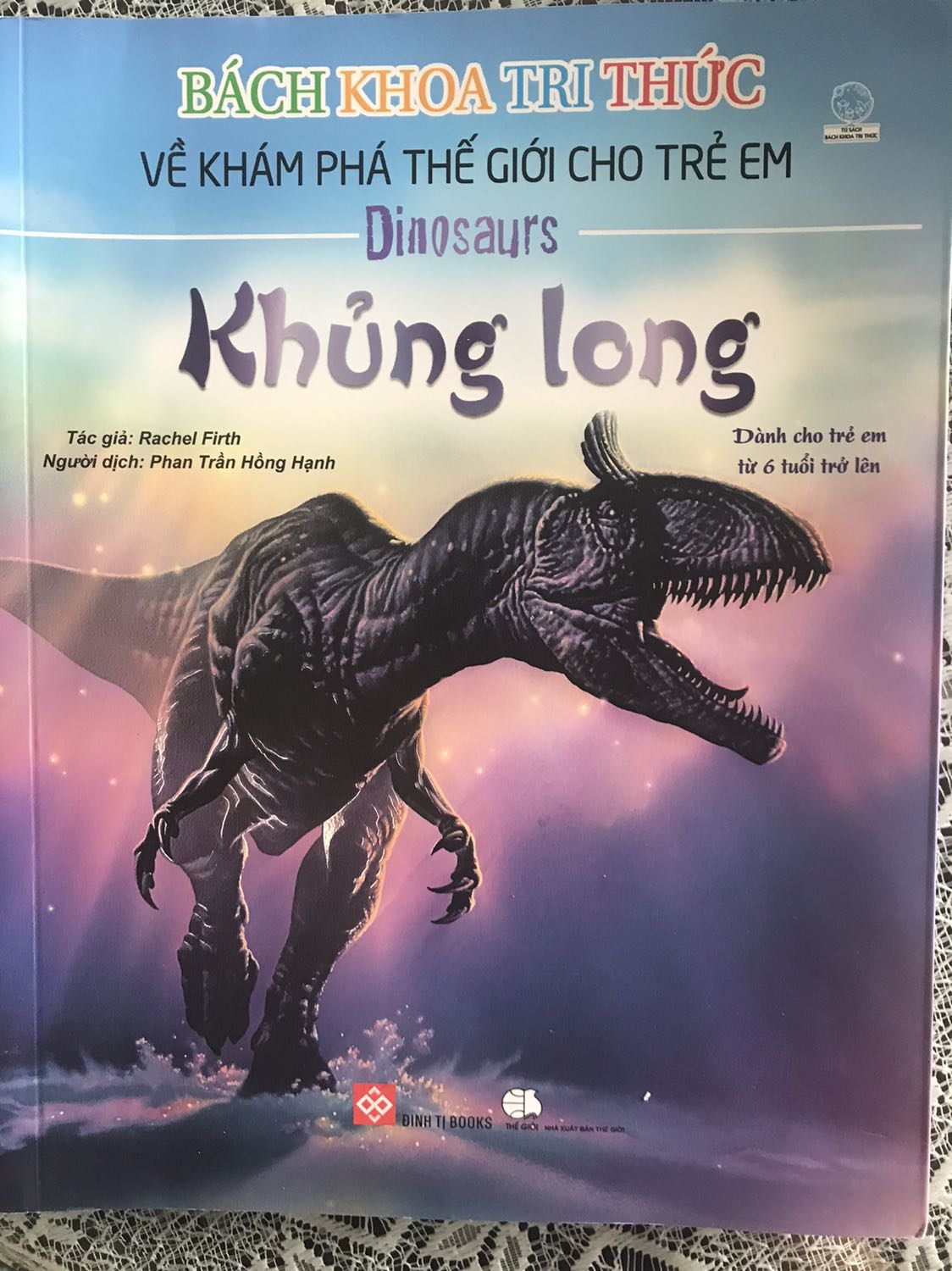 Sách có nhiều kiến thức, nhiều ảnh minh hoạ. Hoàn toàn phù hợp cho bé. Trang sách dày, màu đẹp. Mình mua lúc giá dưới 40.000 nên cảm thấy khá hời so với 1 cuốn sách như vậy. 

Dù từ ngữ đơn giản, dễ hiểu cho bé nhưng nếu có phụ huynh bên cạnh giải thích thì bé sẽ biết được nhiều hơn.