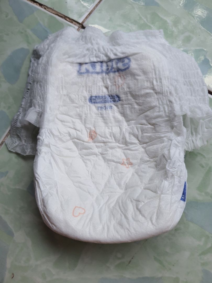 bỉm rẻ thật bao bì mẫu mã đẹp nhưng dầy và cứng bé 5kg xài sz M mà hằn bụng mỗi lần xài phải xé lưng xíu đỡ hằn bụng  mình thì tem của mỏng nên k thích loại dầy