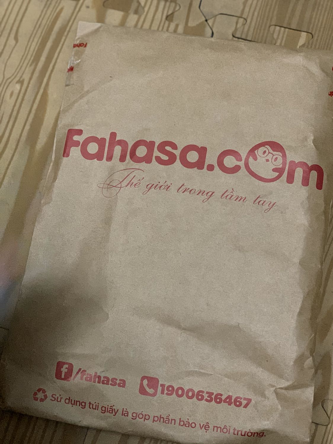 Điểm cộng ưng nhất là giao hàng sớm hơn thời hạn, mặc dù thời điểm mưa gió, dịch bệnh, không thuận tiện cho việc đi chuyển. Quy cách đóng gói cẩn thận, tỉ một (xốp bảo vệ, túi chuyên dụng, nhãn mác mô tả sp đầy đủ), còn về chất lượng sách thì chuẩn (tem chống hàng giả anphabooks). Thế là quá đủ cho một dịch vụ, còn nội dung sách do mình chọn... miễn bàn ???