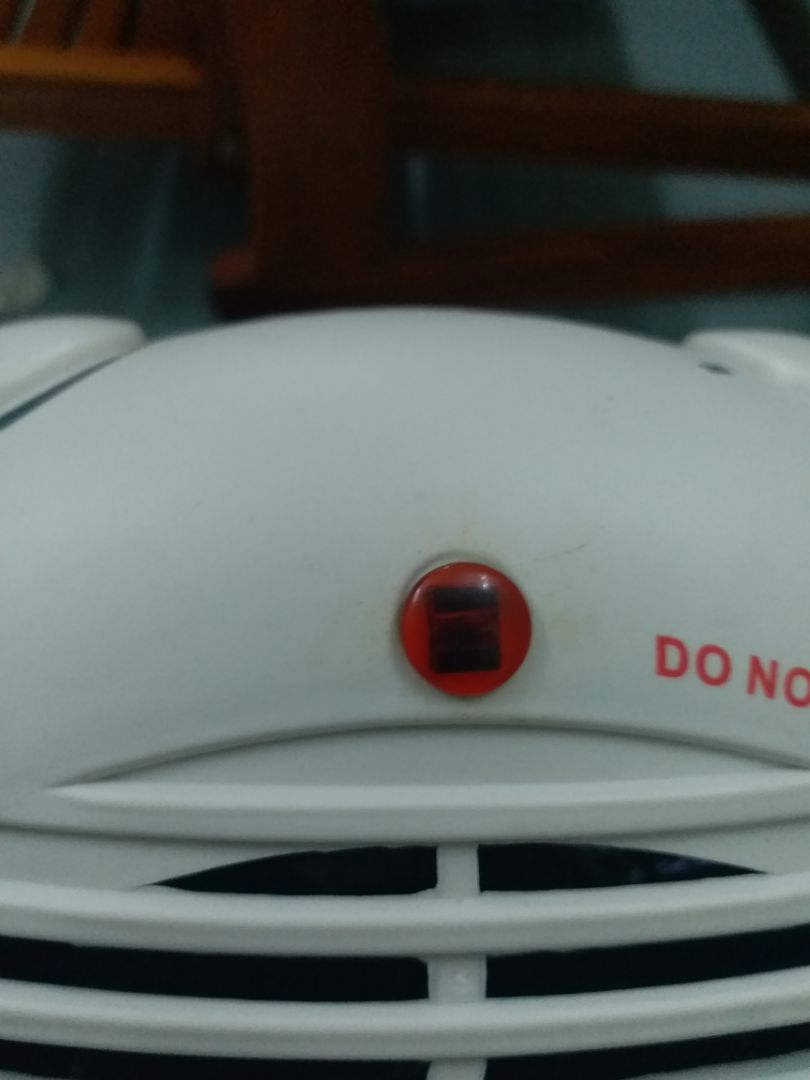 tiki giao cho đồ cũ . tem thì bị bong tróc quạt thì dính đầy sơn cũ như đã sử dụng hàng năm trời.đến lúc chạy thì ôi thôi kêu cót ca cót két . cảm giác như bị *** đảo. gọi điện đổi trả mấy lần mất bn tiền đt thì cả tuần trời ko 1 hồi âm. thái độ phục vụ ko thể chấp nhận đc