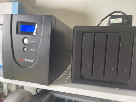 Dễ lắp đặt, khá là nặng, lúc đang sạc khá nóng nên để chỗ thoáng. Sạc đầy thì mát. Pin cũng khá lâu, tuy nhiên do dùng wifi cà NAS nên trụ được gần 2 tiếng.