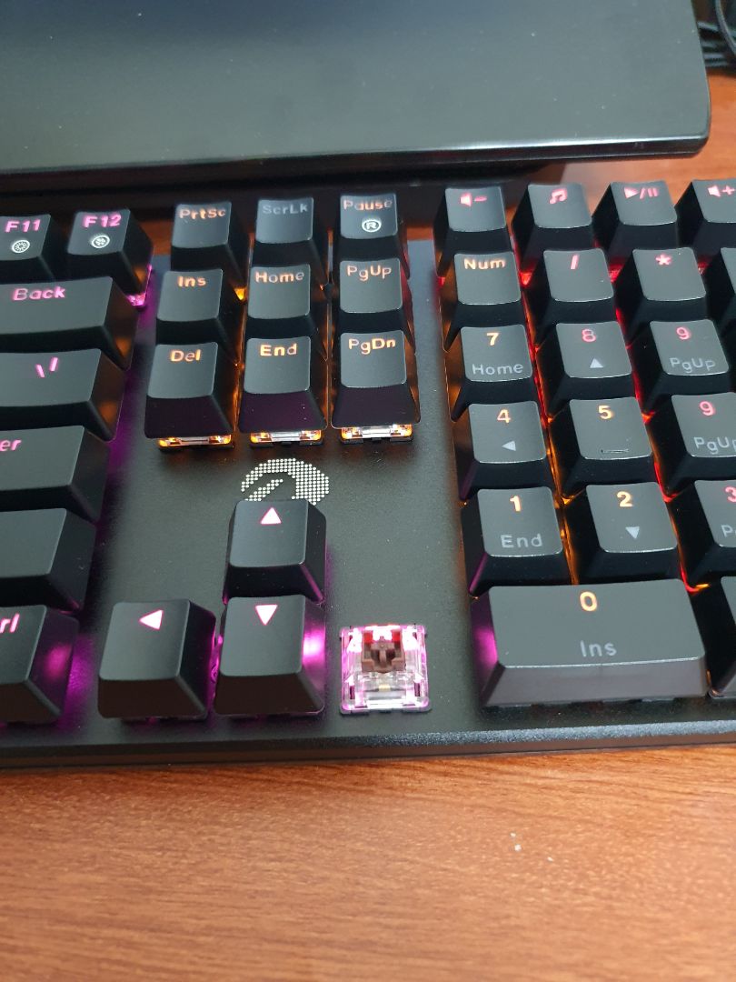 Giao đúng loại, phím cầm đầm tay, độ nảy tốt, âm thanh hay. Thiết kế full phím nhưng vẫn rất gọn gàng. Độ xuyên của led chưa được tốt lắm.