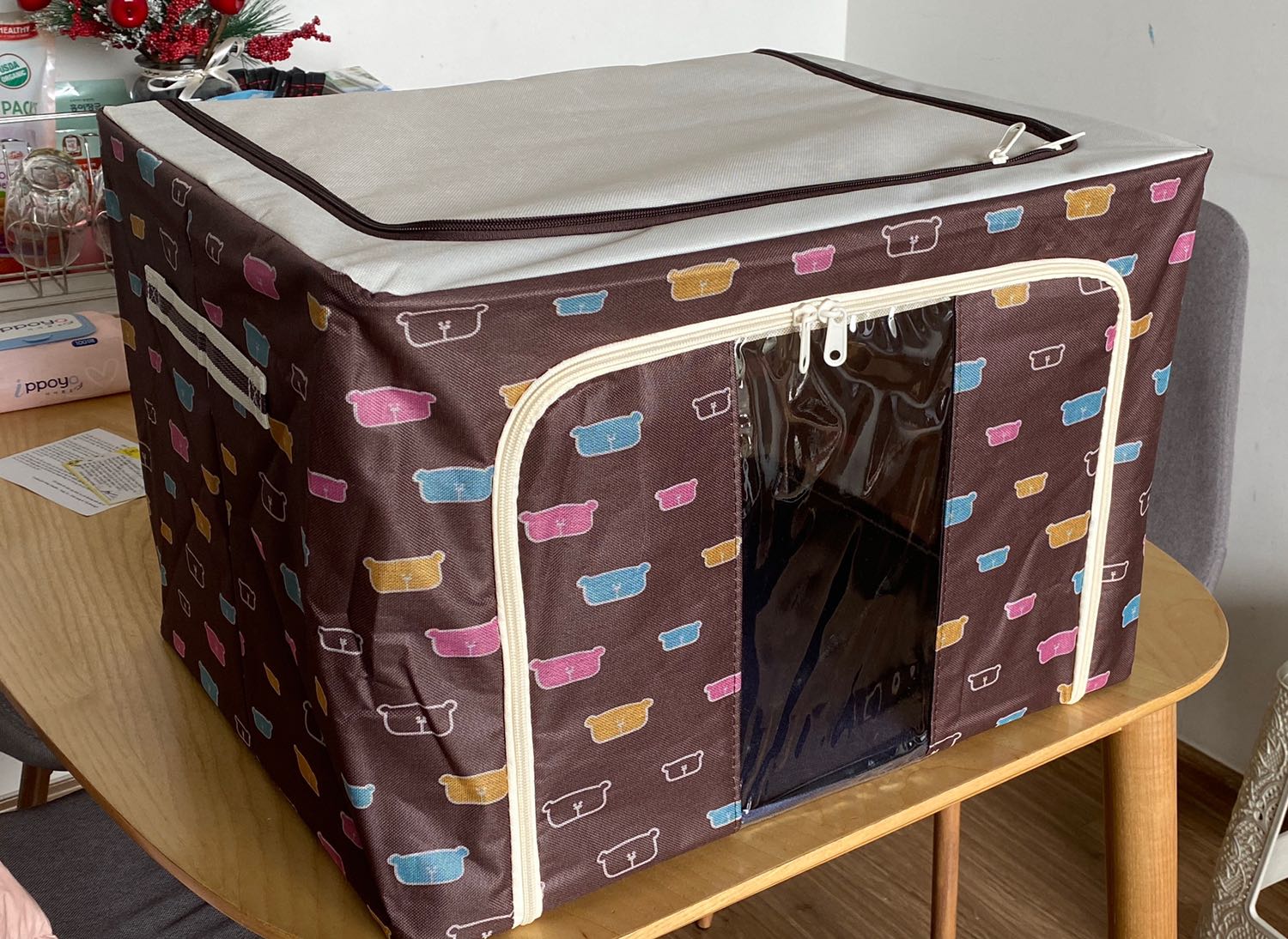 Túi có khung sắt nên rất cứng cáp, màu sắc cũng ưng ý. Mình đặt 2 set shop giao 1 gấu nâu, 1 chấm bi navy. Shop có thư gửi kèm cũng rất dễ thương. Nên mở ra để bên ngoài tầm nửa ngày cho đỡ mùi rồi hãy cho đồ vào. Túi có khung sắt nên rất cứng cáp, màu sắc cũng ưng ý. Mình đặt 2 set shop giao 1 gấu nâu, 1 chấm bi navy. Shop có thư gửi kèm cũng rất dễ thương. Nên mở ra để bên ngoài tầm nửa ngày cho đỡ mùi rồi hãy cho đồ vào.