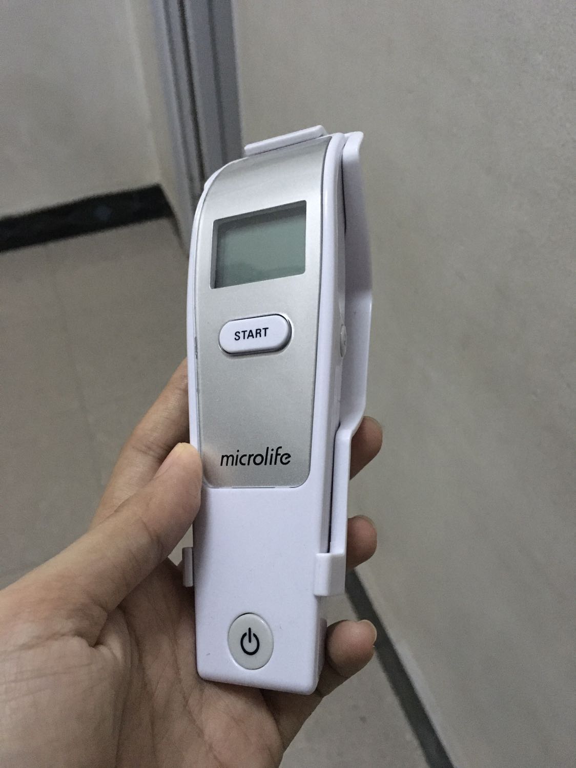 Bên concung bán một triệu, qua bên đây bữa mua khuyến mãi đâu cỡ tám trăm rưỡi còn tặng cái cân xách tay nhìn cũng xịn sò lắm. Mình mua về mới dùng thử thôi (mong là không có cơ hội dùng thiệt kk) thấy cũng được