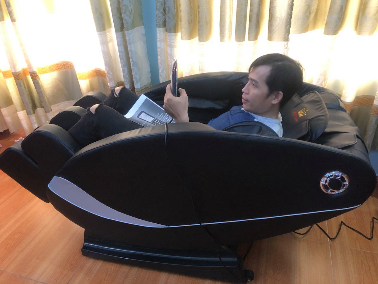 Thời gian vận chuyển hơi lâu. Nhưng được cái sản phẩm ok. Chiếc ghế tích hợp nhiều chế độ massage, chế độ sưởi ấm cơ thể tương đối tốt. Xoa bóp từ đầu đến chân, sản phẩm rất tiện dụng. Thao tác điều chỉnh đơn giản, dễ sử dụng.