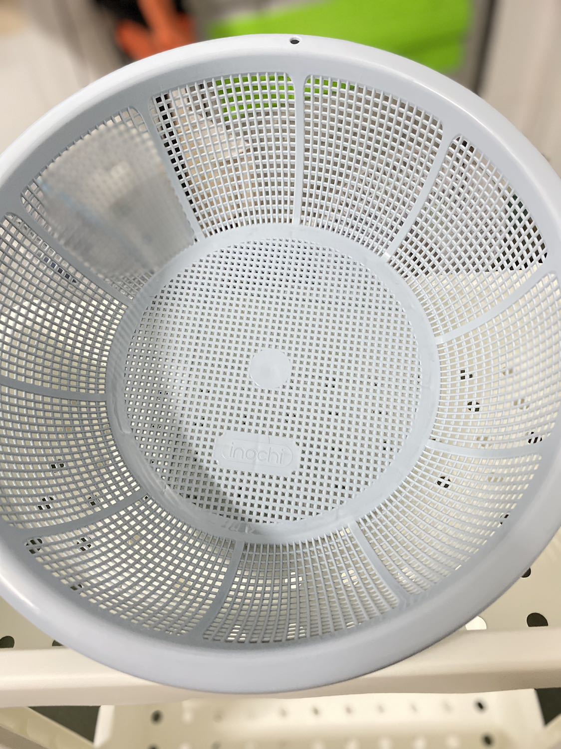 Rổ chắc. Bấm sẵn lỗ để móc lên luôn