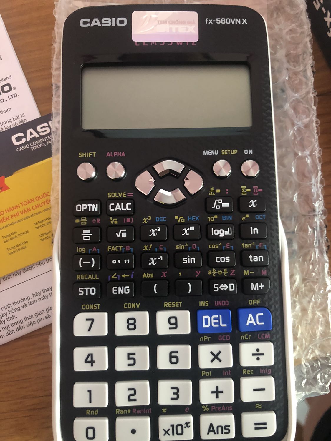 Giao hàng rất nhanh. Đặt hàng ngày 26/03, qua ngày 27/03 nhận được hàng mặc dù chọn giao hàng tiêu chuẩn.
Máy được đóng gói cẩn thận. Điều làm rất hài lòng mặc dù có thể không có sự khác biệt gì là máy là hàng nhập của Thái Lan (sản phẩm được niêm yết có thể Trung quốc/Thái Lan).
Sử dụng máy rất chắc tay và mượt mà khi dùng để giải toán cao cấp.