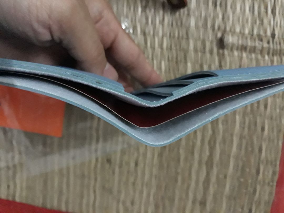 ví da nhỏ gọn, mềm, không có mùi da gây khó chịu.