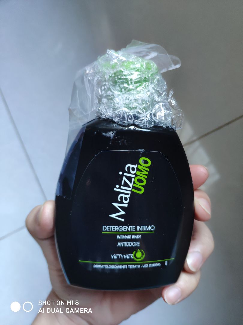 Mình thích đặt tiki vì thường mình đặt khoảng 1-2 ngày là có. Còn khi đặt chay này từ ngày 25/12 đến 30/12 mới nhận được hàng. Khi nhận hàng mình nghe mùi là mình thấy gì không ổn, mở ra là mình nhận được như vậy :) . Dung dịch chảy tràn lang ướt cả vỏ hộp và cả phần miếng đệm  chống sốc nữa :) . Mặc dù có dán thêm miếng đệm và băng keo để không bị chảy, nhưng mình thấy khâu này làm như cho có vì khi cầm lên là miếng băng keo đã sứt ra như ảnh. Dung dịch nó chảy tới mức còn động lại trên miếng băng keo. Còn phụ kiện móc khoá vẫn nhận đầy đủ. Shop nên xem lại vấn đề khâu vận chuyển, mặc dù mình biết lỗi để chảy dd là do lỗi của nhà sản xuất!