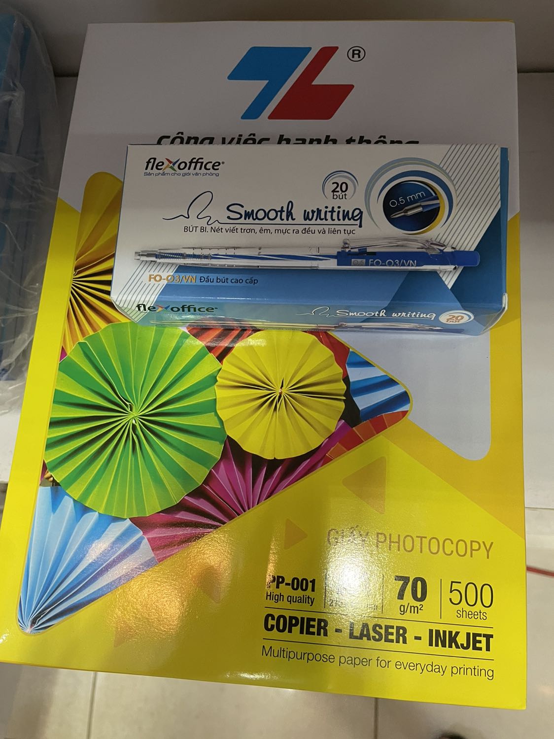 Giấy A4 và bút bi Okey! Shop uy tín sẽ ủng hộ tiếp, gần CTy Mình luôn 👍🌹