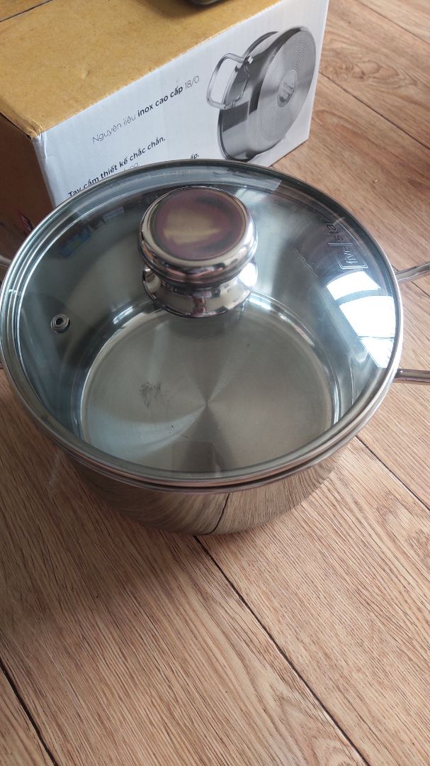 Đóng gói cẩn thận, giao hàng nhanh, mua 2 nồi nhưng chỉ có 1 phiếu bảo hành. Nồi không móp méo, inox sáng, nhưng chất lượng gia công chưa tốt lắm, đế nồi và thân nồi vẫn có khe hở nhỏ, có dấu hàn giữa quay và thân