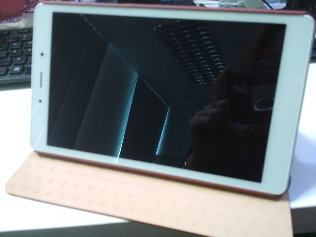 Đeo vừa khít với máy. Cái viền xung quanh bằng nhựa cứng nên khá nặng. Màu mè họa tiết nhìn cũng sang. Đứng ok.