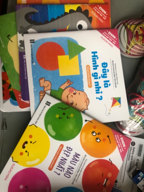Mình mua được với giá siêu rẻ luôn. Sách của NXB Hà Nội, bộ cơ sở cho các bé từ 2-4 tuổi. Sách in đẹp; màu sắc rõ ràng, có voucher nữa nên càng hợp lý. Hợp với những mẹ có budget nhỏ mà vẫn muốn mua được sách đẹp và đầy đủ kiến thức cho con.