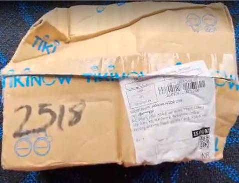 - Về sản phẩm và nhà bán hàng: Mình từng sử dụng loại bình này của L&L rồi, thấy tốt nên mua cho bạn dùng. Sản phẩm thì không có gì để chê, dung tích lớn, quai xách chắc chắn, giữ nhiệt tốt. Nhà bán hàng chuẩn bị hàng và gửi cho đơn vị vận chuyển cũng khá nhanh. Hàng được đóng trong hộp của L&L và hộp của TIKI.
- Về đơn vị vận chuyển: Tuy đã mua hàng trên TIKI nhiều lần, nhưng đây là trải nghiệm tệ nhất mình từng có, và lỗi hoàn toàn thuộc về đvvc. Mình đặt hàng ngày 12, hàng đóng gói xong và chuyển cho đvvc ngày 13, nhưng đến ngày 20 mình mới nhận được hàng (sau khi đã liên hệ TIKI để hối thúc). Hình thức kiện hàng thì các bạn nhìn hình sẽ rõ, rất đáng thất vọng luôn. Cũng may là còn hộp của L&L bảo vệ sản phẩm, nếu không thì hông biết cái bình sẽ móp méo tới cỡ nào nữa. Mong TIKI làm việc lại với đối tác vận chuyển GHN để khách hàng không có trải nghiệm tệ như mình.