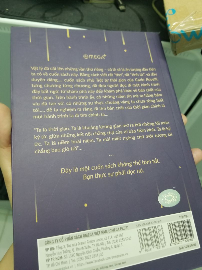 Sách được đóng vào hộp rất lỏng lẻo nhưng vì cách đóng gói của Tiki trước giờ vẫn vậy nên mình có thể thông cảm được. Có điều ngoại quan của sách, nhất là phần bìa trước bị các vết trầy trụa rất nhiều, bìa sau còn có cả vết chữ bị hằn lên, trông rất thiếu thẩm mỹ, bìa sách cũng bị dơ nữa.
Mong tiki xem lại.