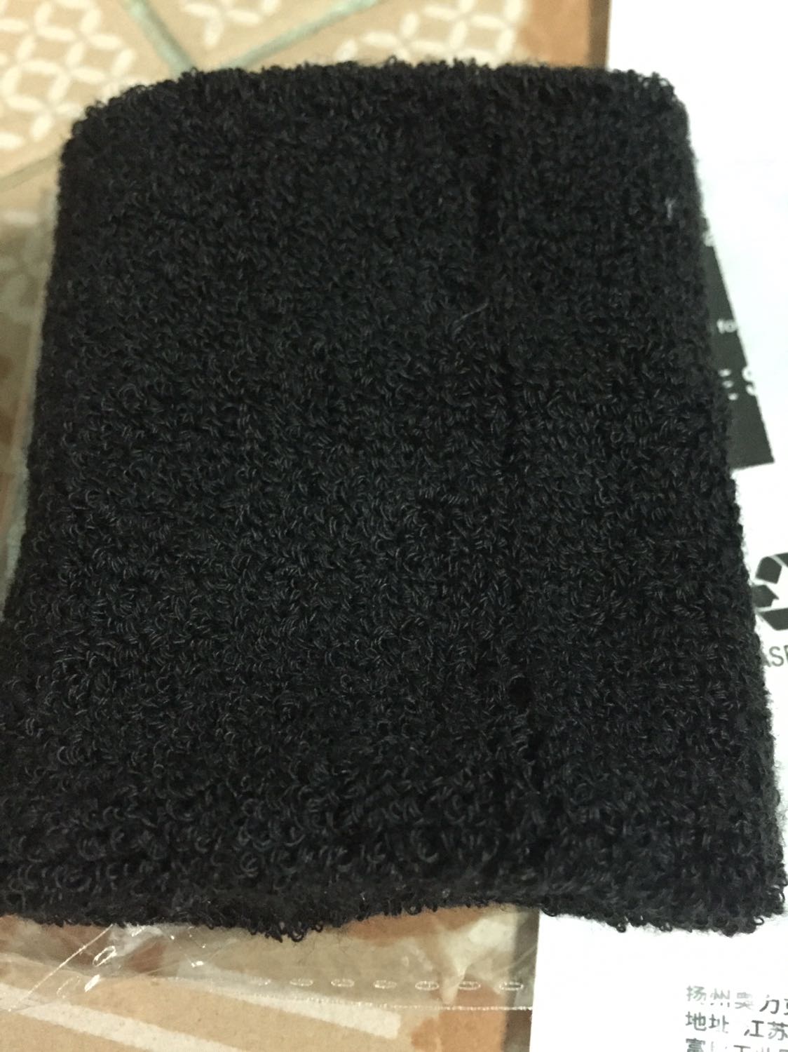 Do hàng mới nên mới đeo vào hơi rụng tí bông. Nhưng đeo vào rất êm và thoải mái, không bị bí. Hút mồ hôi tốt. Sờ mềm mại, rất đã tay :)) Do hàng mới nên mới đeo vào hơi rụng tí bông. Nhưng đeo vào rất êm và thoải mái, không bị bí. Hút mồ hôi tốt. Sờ mềm mại, rất đã tay :))