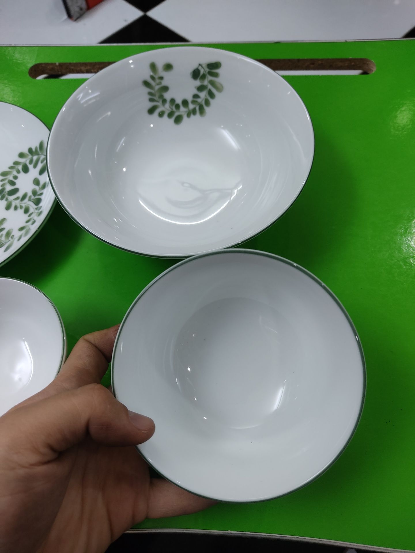 Bát đẹp, cầm bát mát tay, nói chung là xuất sắc