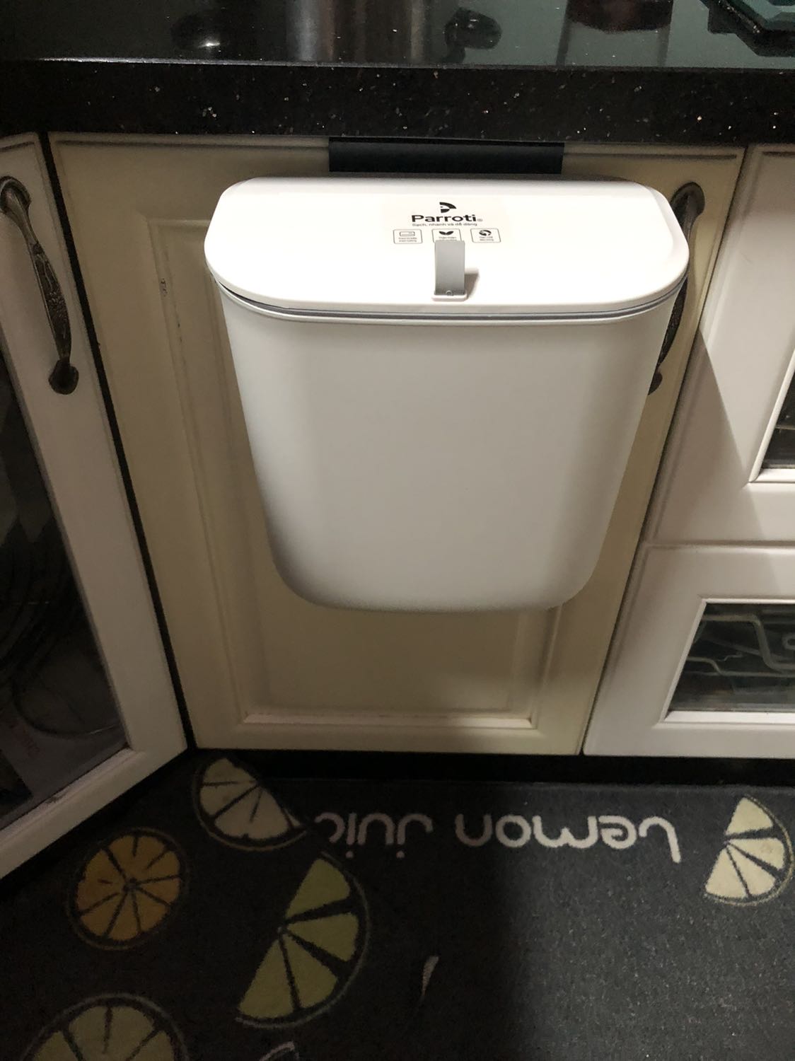 TiKi giao hàng nhanh như điện, đóng gói cẩn thận, thùng rác màu sắc trang nhã gắn vào tủ bếp vừa đẹp vừa sang trọng, rất tiện lợi và sạch sẽ. Rất thích Sp này. Moi người nên mua rất đáng đồng tiền