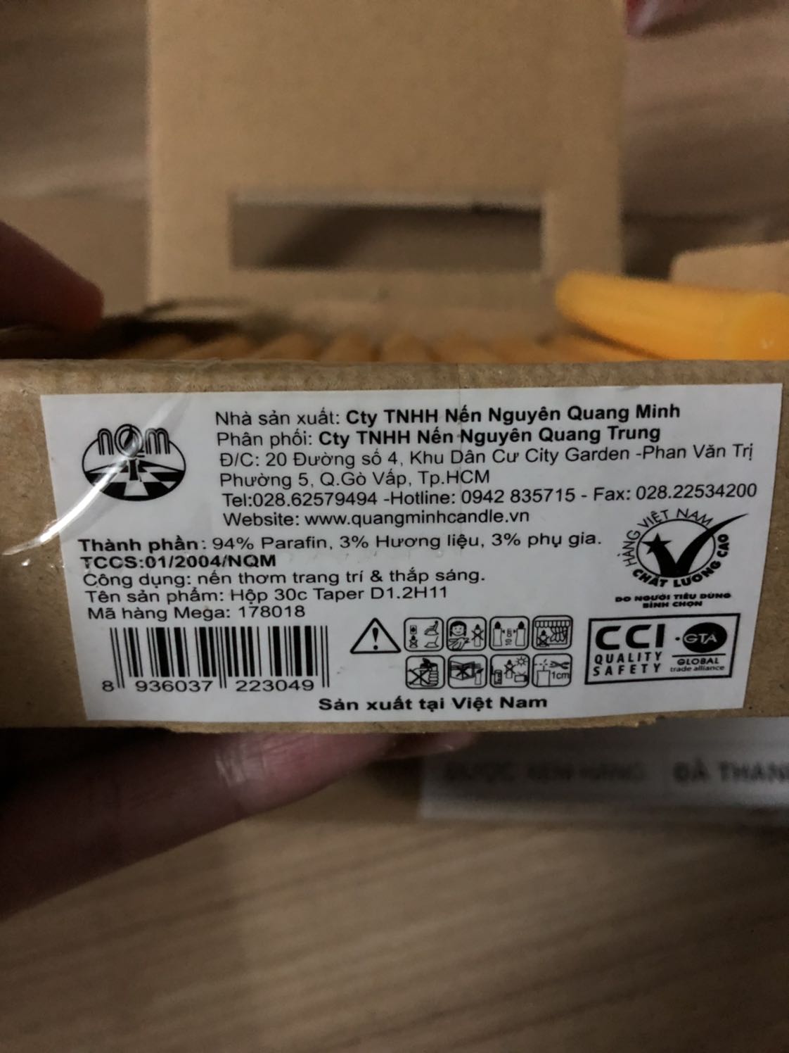 Hộp giấy chắc chắn, màu rất xinh, mùi thơm rất nhẹ thôi, mình mua để thắp bàn thờ ngày rằm, không mua loại nến tròn vì thải ra rất nhiều đế nhôm.