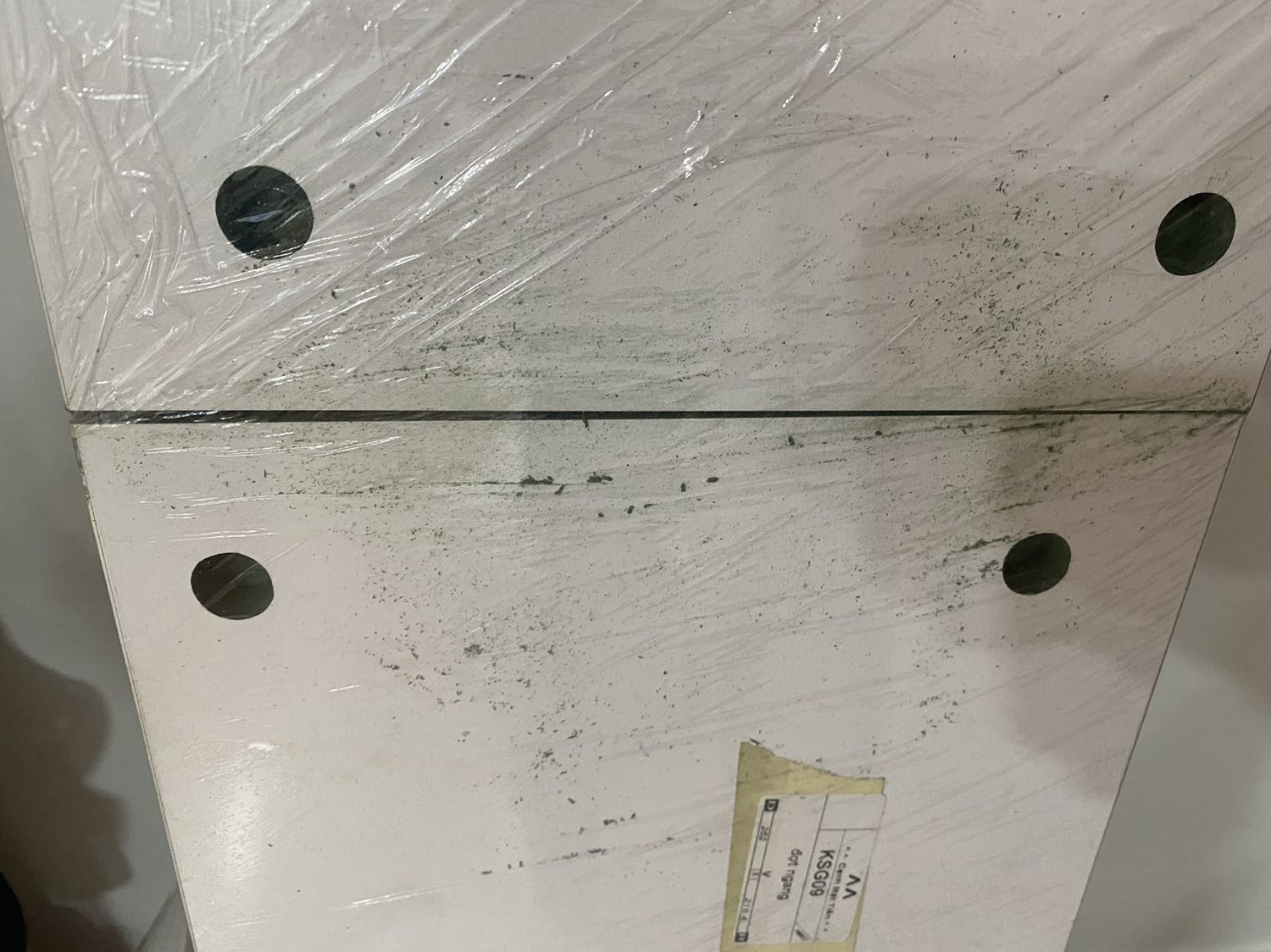 Kệ bẩn kinh khủng, nhà sản xuất không vệ sinh trước khi giao hàng