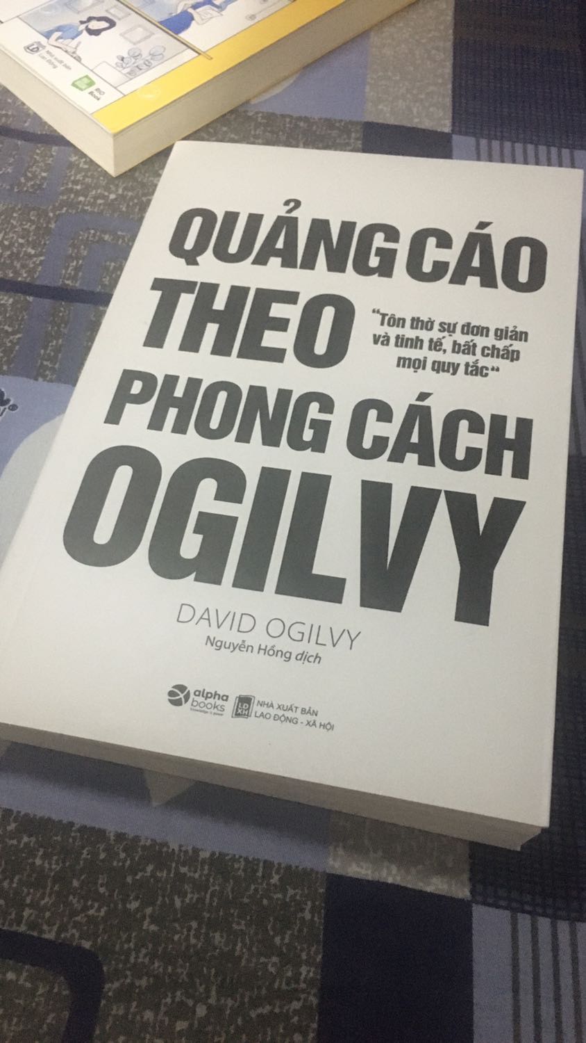 Giao hàng nhanh, sách được đóng gói kỹ càng, mới toanh luôn. Shipper hơi cộc tính nên 4.5/5 thui :> 
Nội dung thì khỏi bàn rồi vì Ogilvy là một agency lớn nên có rất nhiều case thú vị để học hỏi ?