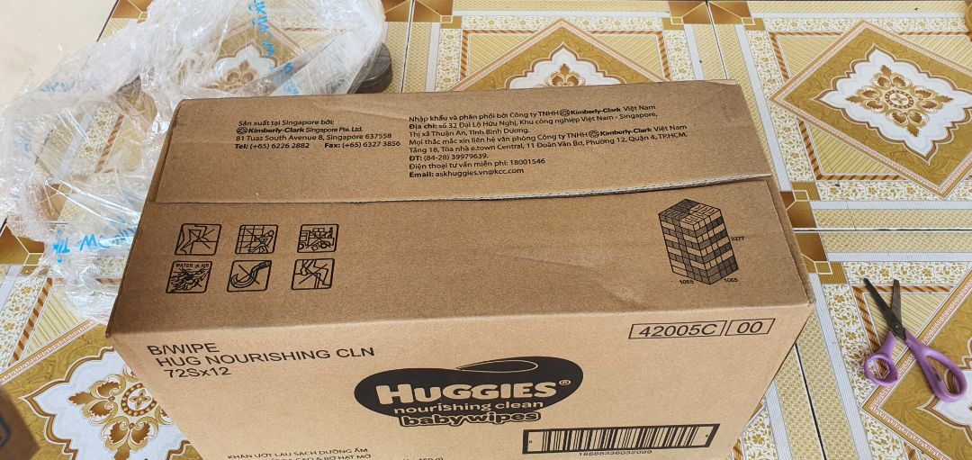 Đóng gói hơi sơ sài nhưng ko sao. Hàng giao đến nguyên vẹn. ổn. 
Quà tặng kèm ok, hịn, ko phải đồ cũ thanh lý này nọ.