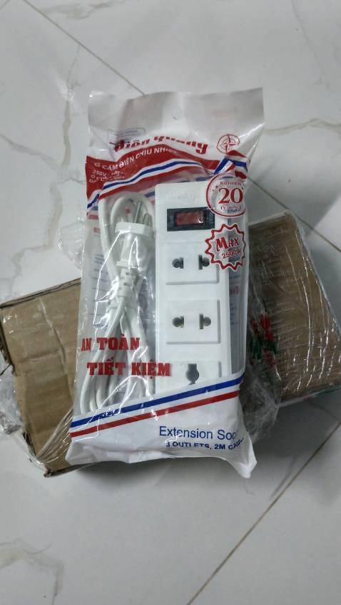 Hàng mình nhận tối qua, đối với ổ điện thì mình cũng đơn giản cho nhu cầu, loại Điện Quang này mình đã sài, rất ổn, sản phẩm làm ra các chi tiết ko có thị cấn hay xấu, đôi khi mình bực nhất là mấy cái ổ cắm điện rẻ tiền, chấu chân điện không đúng chuẩn, sài 1 tg sẽ không phù hợp ( nhất là mấy cái loại màu đen rẻ ) . Dòng này mình sài rồi nên mua thêm. còn ai muốn cao cấp có thể mua của Philips hoặc của Xiaomi, cũng rất tốt, cấu tạo dây điện trên trong mình từng có xem video và cũng được làm chắn chắn. 
 Riêng về shop thì đánh giá giao nhanh, rất ổn, mình luôn ủng hộ tiki vì được hỗ trợ dịch vụ rất tốt.