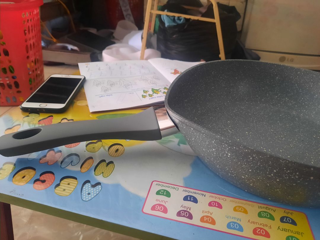 chảo gửi như này k biết dùng sao. tiki nói qua đổi hàng mà mãi chưa thấy ghé. nào ghé lấy đôit hàng mình sẽ đánhbgias lại. chảo mỏng . k như mấy đánh giá kia đâu ah.