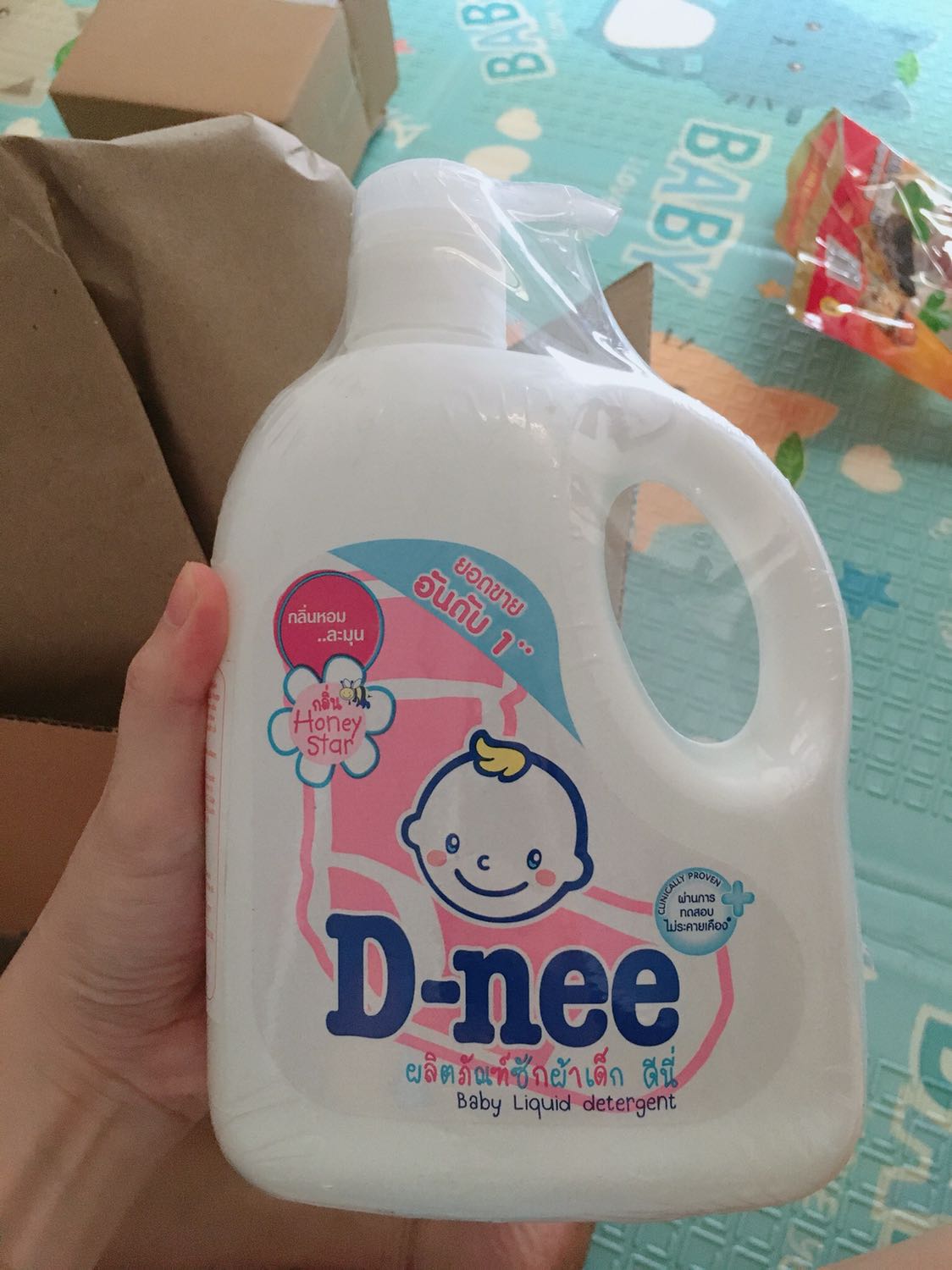 Nc giặt chuẩn Thái, có tem phụ chữ Việt Nam. Giặt xong có Mùi thơm nhẹ. Nc giặt chuẩn Thái, có tem phụ chữ Việt Nam. Giặt xong có Mùi thơm nhẹ.